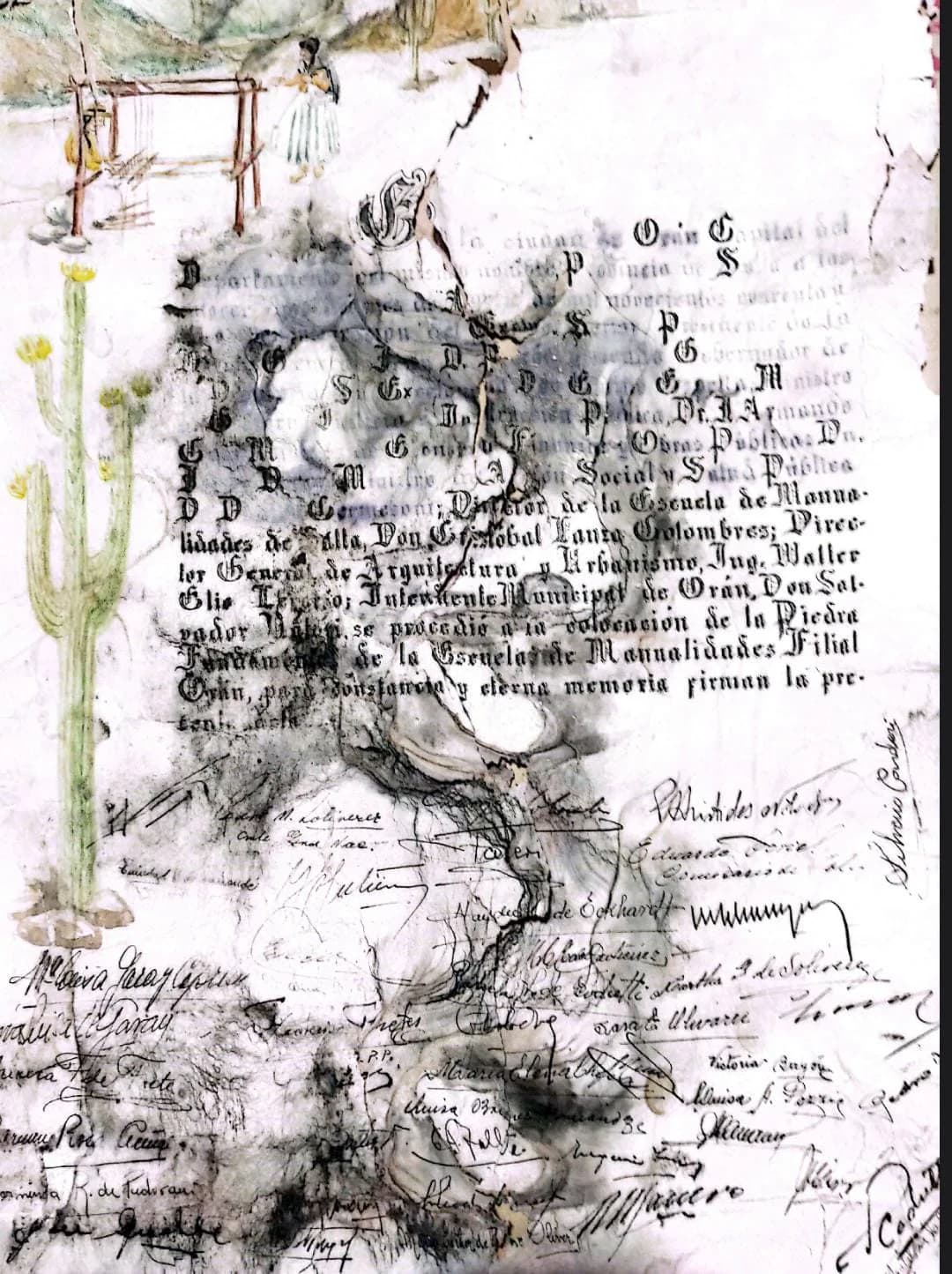 Acta de la colocación de la piedra fundamental de la Escuela de Manualidades Filial Orán, manchada y rota por el tiempo, con un dibujo de cardones y una tejedora en el margen y muchas firmas al pie