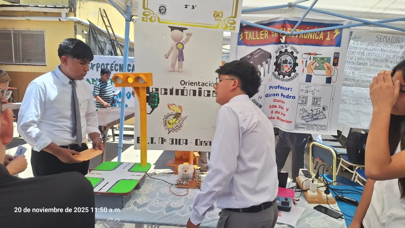 Alumnos presentan un semáforo en el stand del Taller de Electrónica, en una feria de noviembre de 2025